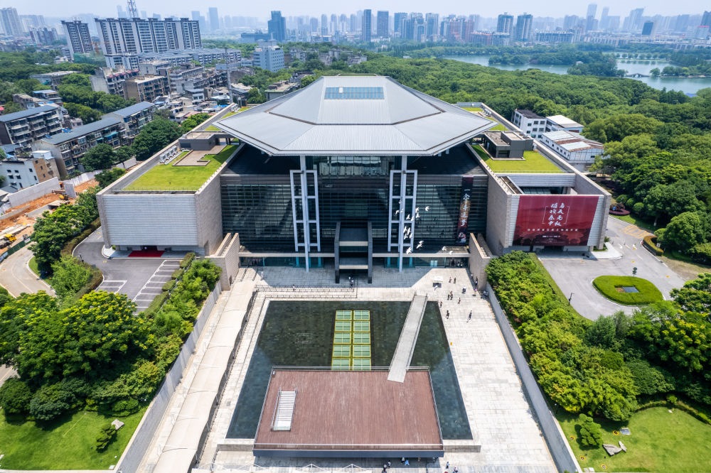 這是在長(zhǎng)沙市開(kāi)福區(qū)拍攝的湖南博物院及周邊景色（無(wú)人機(jī)照片，6月7日攝）。新華社記者 陳思汗 攝