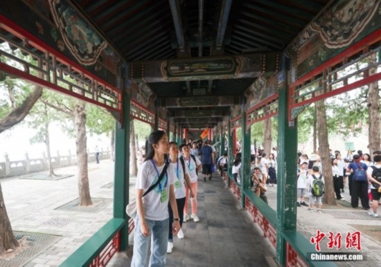圖為學(xué)員們游覽長廊。<a target='_blank' href='/'><p align=