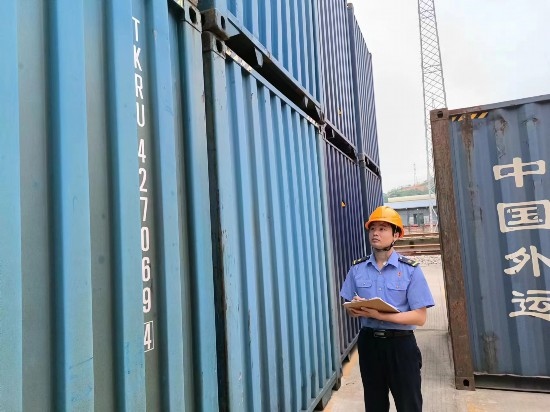 鐵路貨運(yùn)員在檢查集裝箱箱體情況、記錄箱號(hào)。中國(guó)鐵路廣州局集團(tuán)有限公司供圖