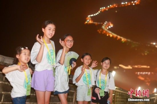 8月9日晚，2023海外華裔青少年夏季研學(xué)營的學(xué)員們夜游八達(dá)嶺長城。圖為學(xué)員們?cè)陂L城上拍照。<a target='_blank' href='/'><p align=