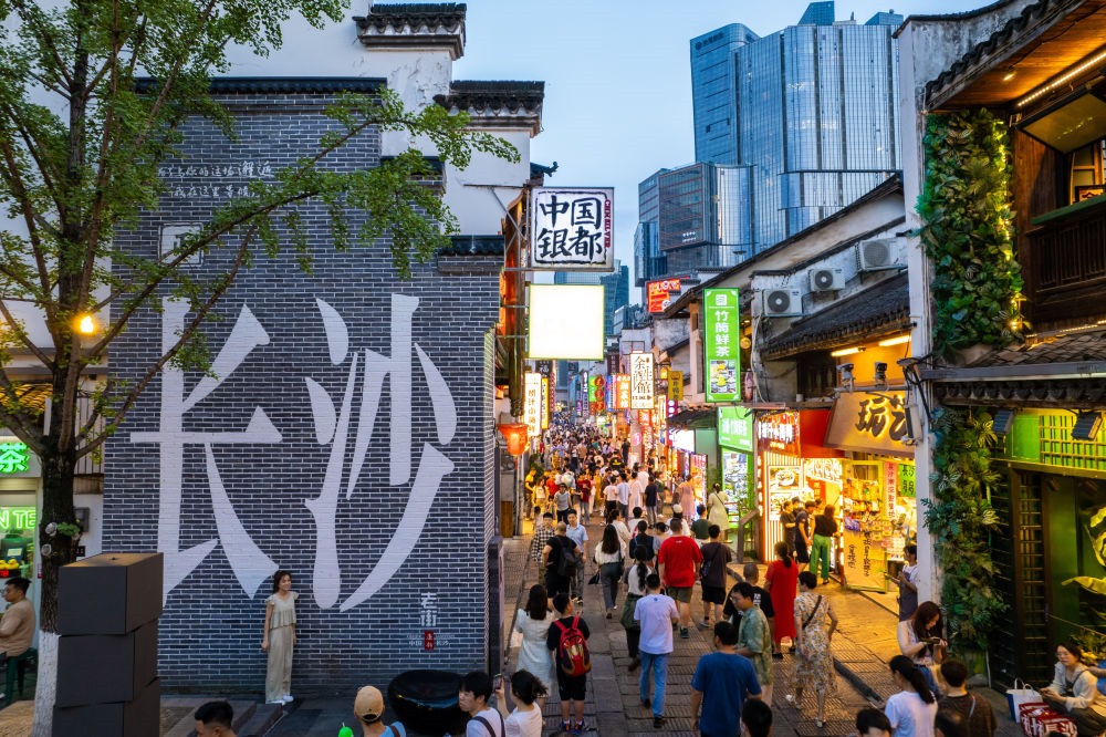 游客在長(zhǎng)沙市天心區(qū)太平老街打卡、游玩（無(wú)人機(jī)照片，6月7日攝）。新華社記者 陳思汗 攝