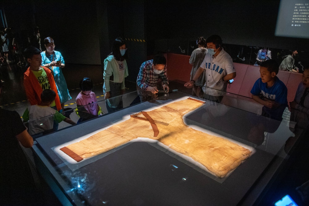 在湖南博物院，游客在參觀馬王堆漢墓出土文物“素紗單衣”（6月7日攝）。新華社記者 陳思汗 攝
