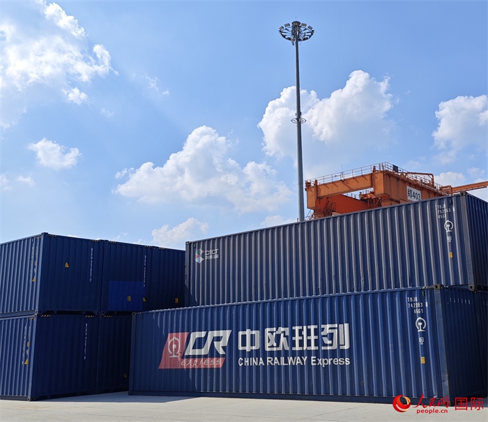 8月3日，中歐班列（中豫號(hào)）集裝箱在鄭州車站海關(guān)等候查驗(yàn)。人民網(wǎng) 崔譯戈攝