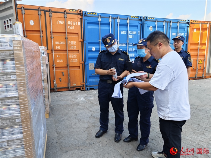 8月3日，鄭州車站海關(guān)工作人員在查驗(yàn)報(bào)關(guān)貨物。人民網(wǎng) 崔譯戈攝