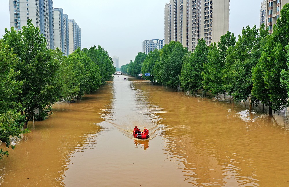 2023年8月2日，救援人員在河北省涿州市市區(qū)乘坐沖鋒舟前去轉(zhuǎn)移受災(zāi)群眾。