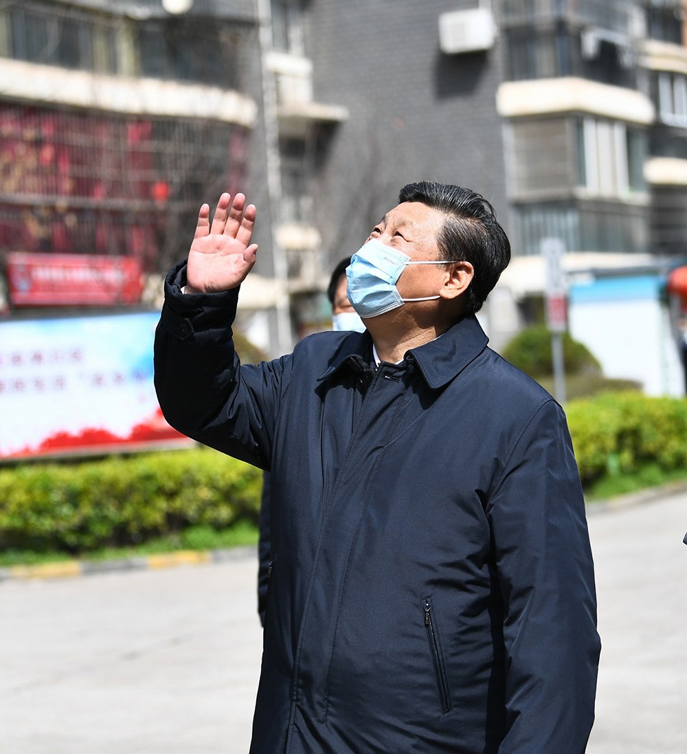 2020年3月10日，習(xí)近平總書記在湖北省武漢市東湖新城社區(qū)考察時，向在家隔離居住的居民揮手致意、表示慰問。