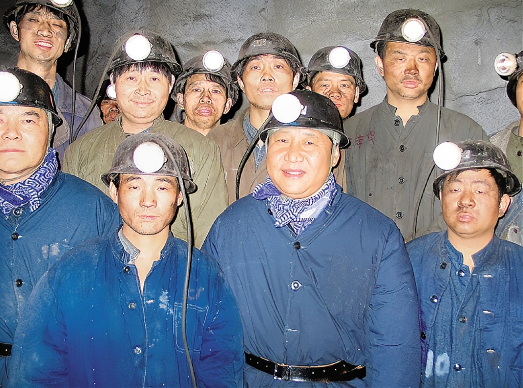 2005年1月26日，習(xí)近平在浙江省湖州市長興縣長廣煤礦井下慰問煤礦工人。