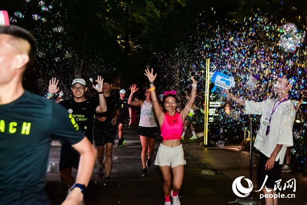 運動愛好者參加上海外灘楓徑NIKE熒光跑。圖片由BFC外灘金融中心提供