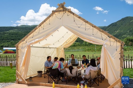 8月12日，游客在寧夏固原市涇源縣大灣鄉(xiāng)楊嶺村品嘗當(dāng)?shù)孛朗?。新華社記者 李旭倫 攝