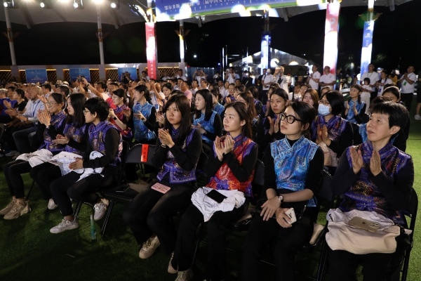 第三屆中國女子圍棋名人戰(zhàn)本賽32棋手悉數(shù)亮相開幕式。人民網(wǎng)記者 李乃妍攝