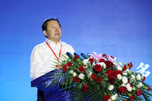 鄂爾多斯市委常委、伊金霍洛旗委書記華瑞鋒致辭。人民網(wǎng)記者 李乃妍攝