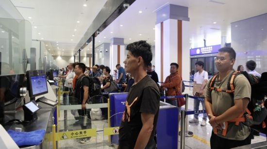 6月13日，乘坐中老鐵路國(guó)際旅客列車的旅客在磨憨邊檢大廳排隊(duì)候檢。李揚(yáng) 攝
