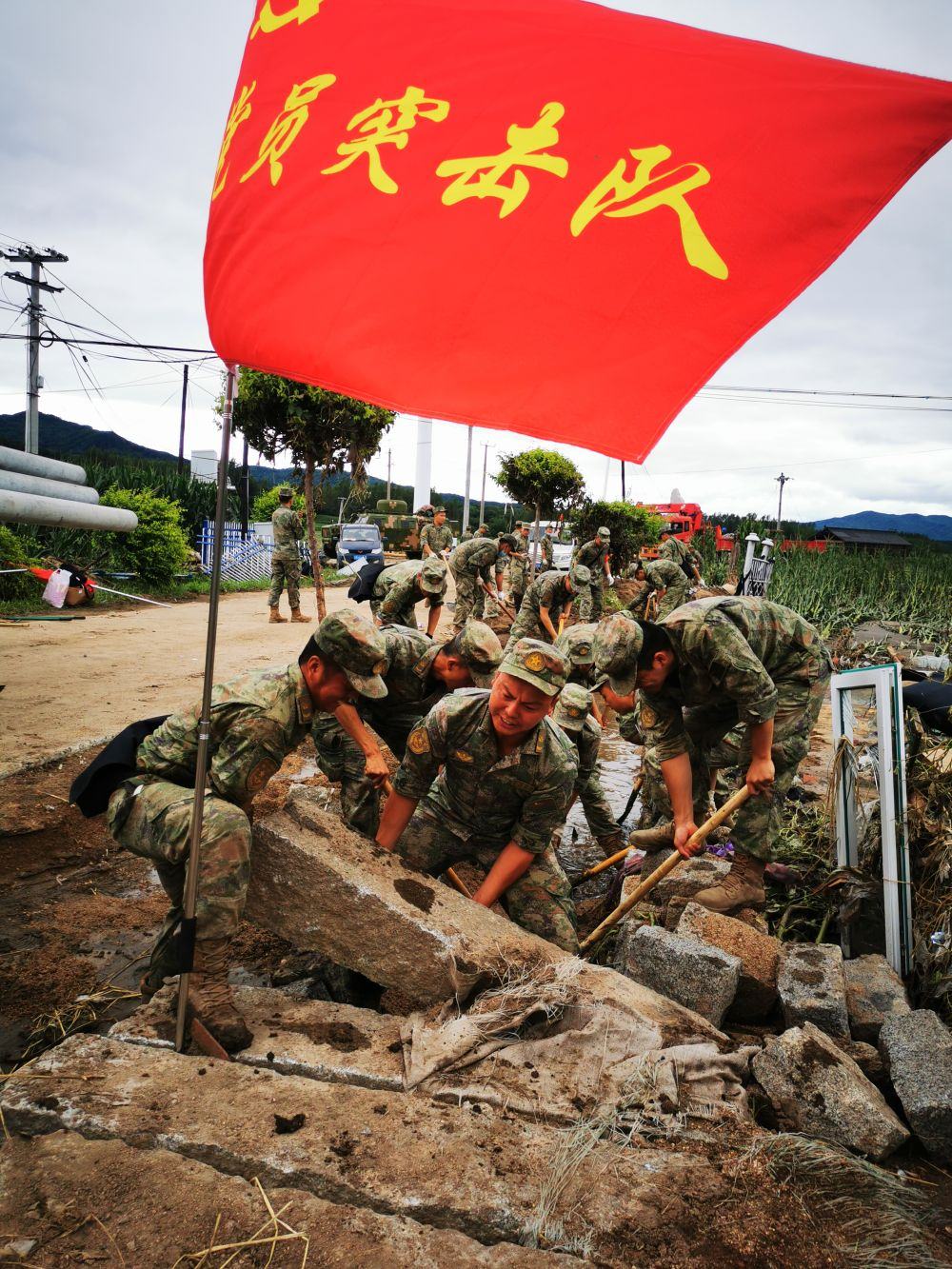 8月7日，陸軍第78集團軍某旅組織黨員突擊隊在吉林舒蘭市七里鄉(xiāng)清理路障。新華社發(fā)（劉洋 攝）