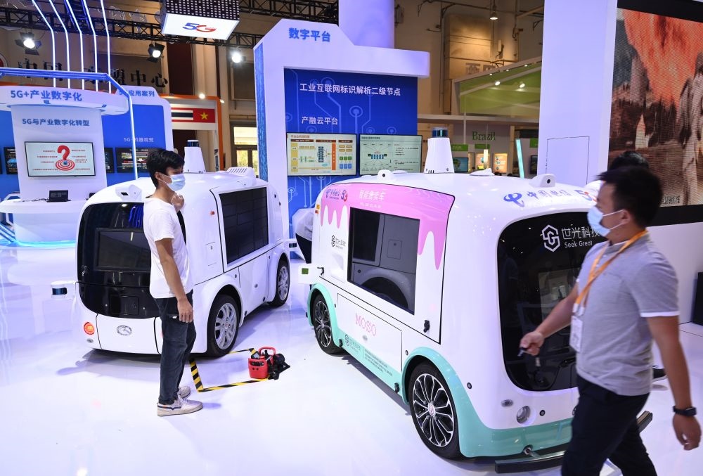 中國制造的智能汽車模型在2021金磚國家新工業(yè)革命展現(xiàn)場展出（2021年9月9日攝）。新華社記者 林善傳 攝