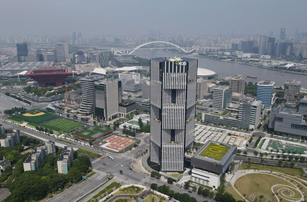 位于上海浦東新區(qū)世博園區(qū)的金磚國家新開發(fā)銀行總部大樓（2022年6月17日攝，無人機照片）。新華社記者 方喆 攝