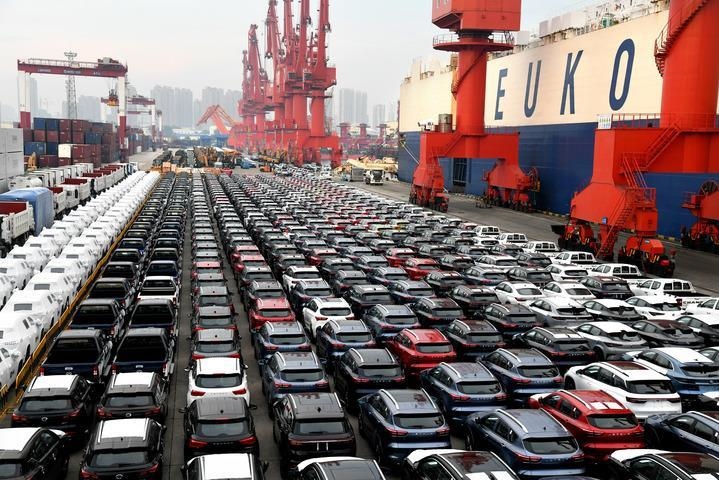 商品車在山東港口青島港大港公司八號碼頭等候裝船（2022年8月7日）。大型滾裝貨輪“晨聲輪”靠泊山東港口青島港大港公司八號碼頭，將各類逾1900輛商品車運往非洲。新華社記者 李紫恒 攝
