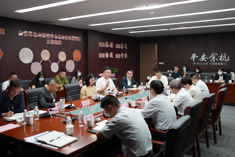 浙江省信訪局領導和相關領導組成的下訪團在杭州市余杭區(qū)社會治理中心接受群眾上訪（5月25日攝）。新華社記者 翁忻旸 攝