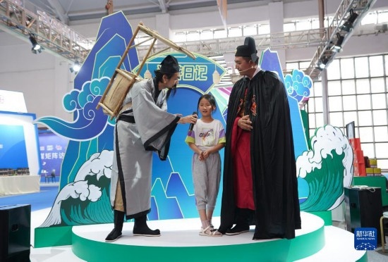 8月16日，一名小朋友在第七屆中國—南亞博覽會文化旅游館參加問答活動。