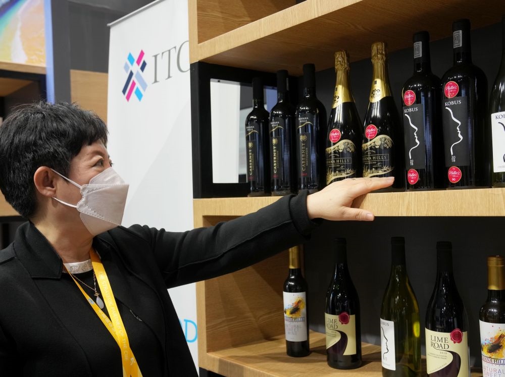 這是在中國上海舉行的第五屆進(jìn)博會上拍攝的來自南非的葡萄酒（2022年11月7日攝）。