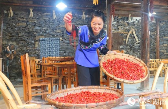 村民李霞返鄉(xiāng)從事餐飲業(yè)。 人民網(wǎng)記者 劉賓攝