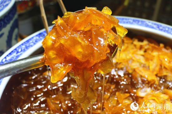 以柚子為原料做的蜂蜜柚子膏。 人民網(wǎng)記者 劉賓攝