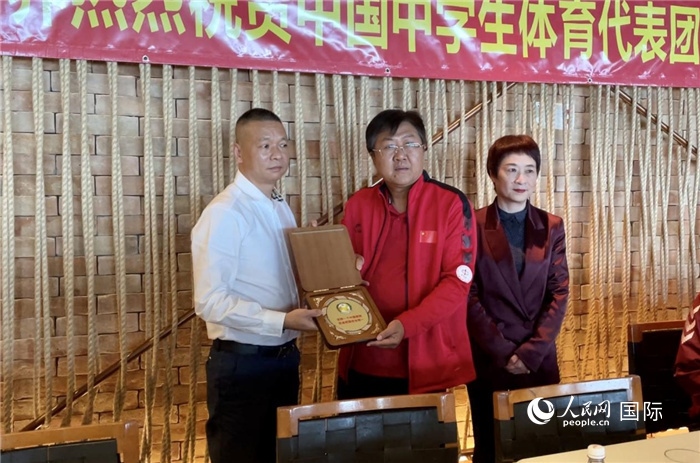 巴西中國和平統(tǒng)一促進(jìn)會會長王俊曉向中國中學(xué)生體育代表團(tuán)團(tuán)長劉立新贈送紀(jì)念品。人民網(wǎng)記者 宋亦然攝