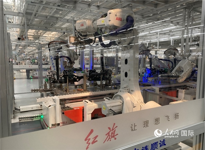 一汽—紅旗繁榮工廠內(nèi)的智能機器人。人民網(wǎng) 宋歌攝