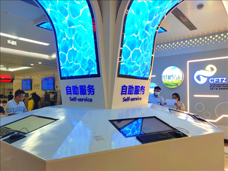 市民在中國（廣西）自由貿(mào)易區(qū)南寧片區(qū)綜合服務(wù)大廳辦理業(yè)務(wù)。人民網(wǎng) 付華周攝