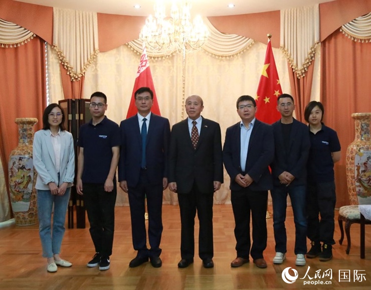 謝小用大使與人民網(wǎng)記者合影。
