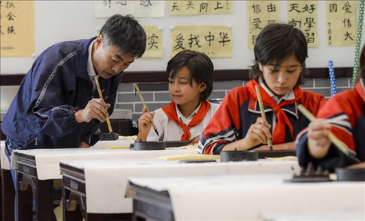 △新疆疏附縣托克扎克鎮(zhèn)中心小學(xué)書法教室內(nèi)，同學(xué)們正在學(xué)習(xí)寫毛筆字。