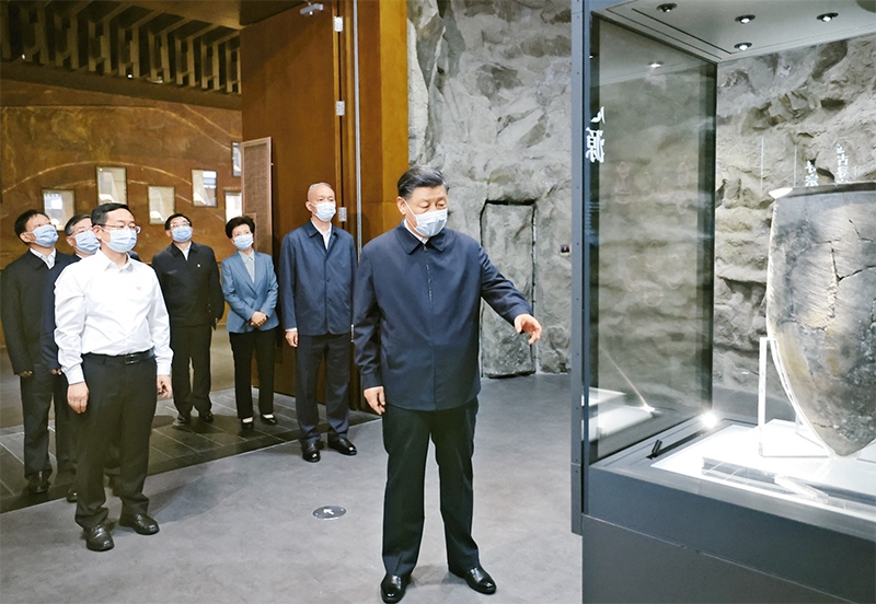 2023年6月2日，中共中央總書記、國家主席、中央軍委主席習(xí)近平在北京出席文化傳承發(fā)展座談會(huì)并發(fā)表重要講話。這是座談會(huì)前，習(xí)近平2日下午在中國歷史研究院考察。 新華社記者 鞠鵬/攝