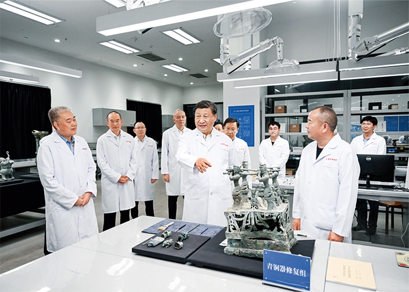 2023年7月25日至27日，中共中央總書記、國家主席、中央軍委主席習(xí)近平在四川考察。這是26日下午，習(xí)近平在位于德陽市廣漢市的三星堆博物館文物保護(hù)與修復(fù)館，同現(xiàn)場工作人員親切交流。 新華社記者 謝環(huán)馳/攝