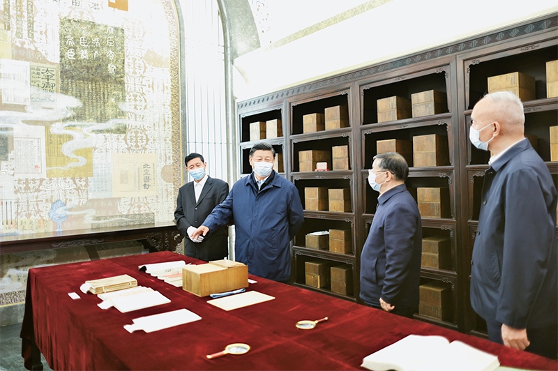 2023年6月2日，中共中央總書記、國家主席、中央軍委主席習(xí)近平在北京出席文化傳承發(fā)展座談會(huì)并發(fā)表重要講話。這是座談會(huì)前，習(xí)近平1日下午在中國國家版本館考察時(shí)，在蘭臺(tái)洞庫了解館藏精品版本保存情況。 新華社記者 鞠鵬/攝