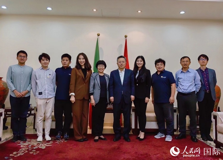 趙志遠(yuǎn)大使（右五）、使館工作人員與人民網(wǎng)記者合影。