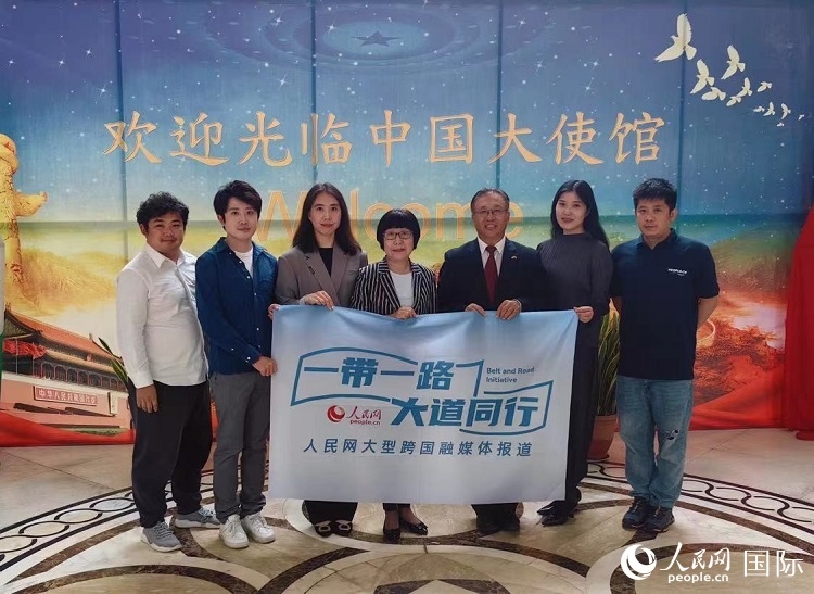 崔建春大使（右三）與人民網(wǎng)記者合影。