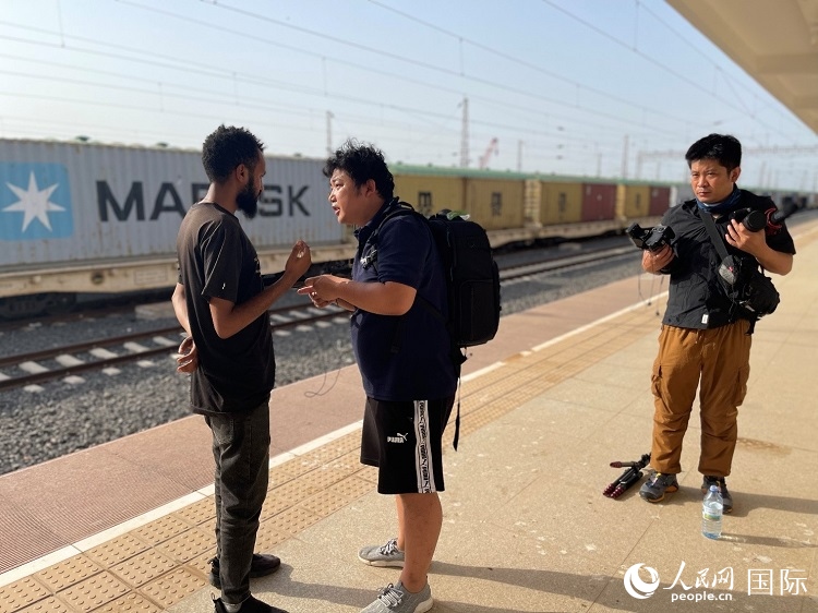 亞吉鐵路吉布提線工作人員介紹列車(chē)運(yùn)營(yíng)情況。人民網(wǎng)記者 趙艷紅攝