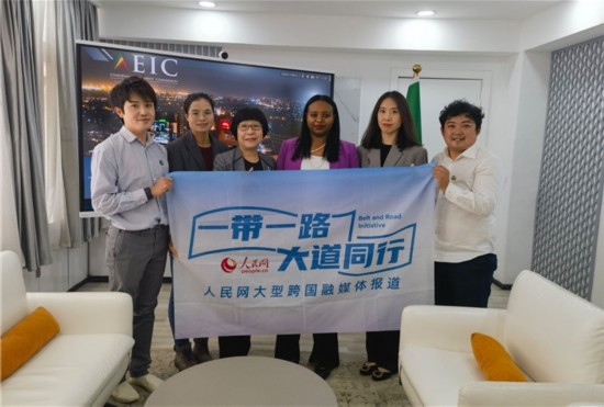 埃塞俄比亞投資委主任萊利斯（右三）、萬巧云（左二）與人民網(wǎng)記者合影。