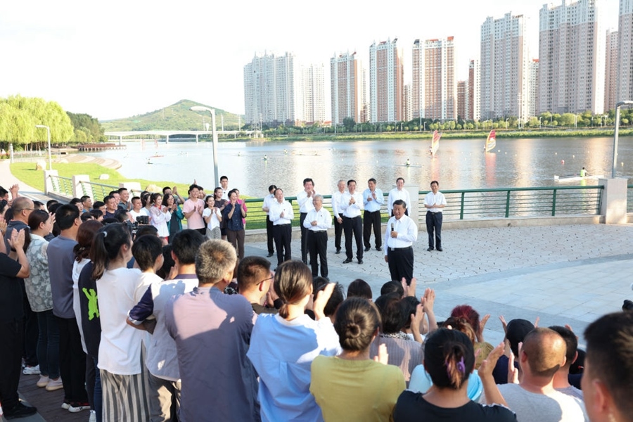 2022年8月16日，習(xí)近平在遼寧錦州東湖森林公園察看小凌河沿岸生態(tài)環(huán)境時(shí)，同正在休閑、進(jìn)行文化活動(dòng)的群眾親切交流。