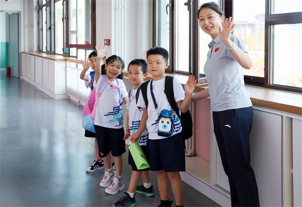 8月30日，雄安史家胡同小學(xué)學(xué)生體驗(yàn)學(xué)校生活。老師帶學(xué)生進(jìn)教室。