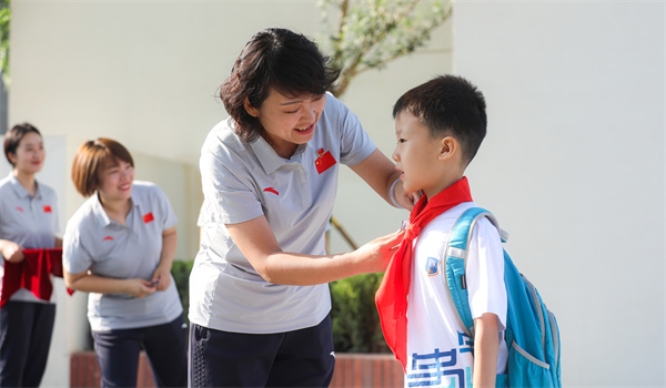 8月30日，雄安史家胡同小學(xué)學(xué)生體驗(yàn)學(xué)校生活。老師為學(xué)生佩戴?；铡? /></p> <p style=