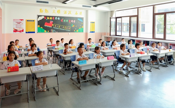 8月30日，雄安史家胡同小學(xué)學(xué)生體驗(yàn)學(xué)校生活。