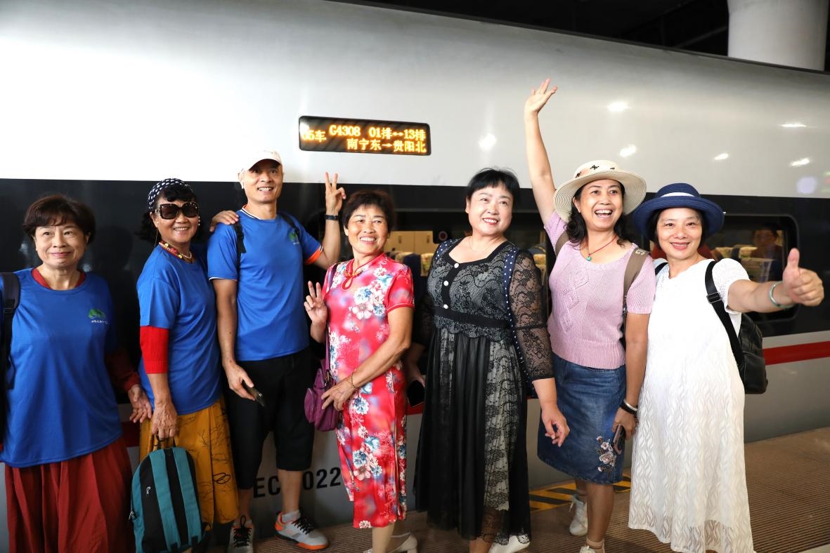 在南寧東站，旅客與貴南高鐵首發(fā)列車合影。 林祥云攝