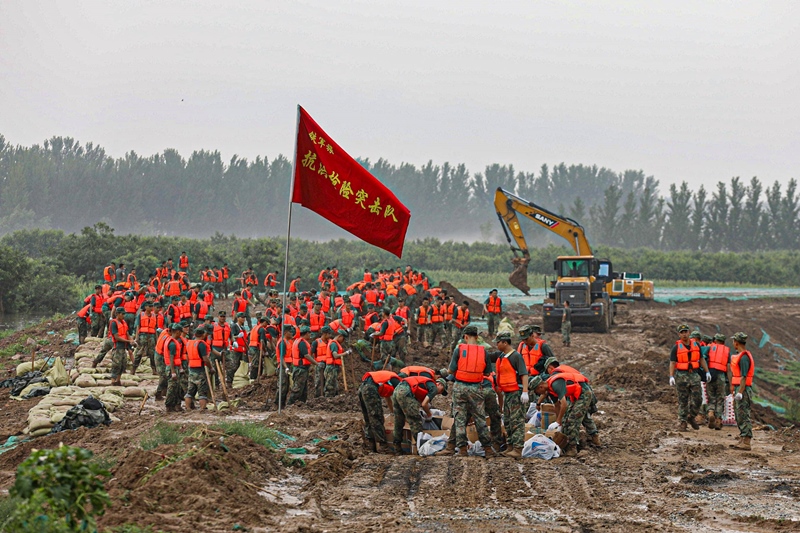 △2023年8月2日，中部戰(zhàn)區(qū)陸軍第82集團(tuán)軍“鐵軍旅”官兵在河北省高碑店市白溝河任務(wù)區(qū)加固岸堤。