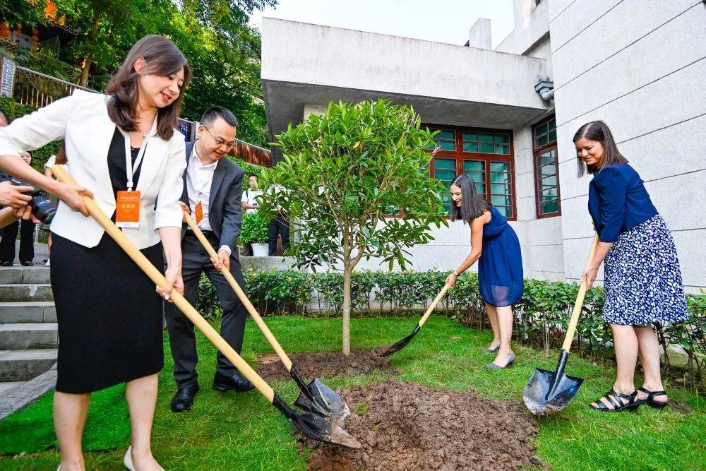 2023年8月8日，重慶史迪威博物館，史迪威將軍后代和朱德同志后代共植友誼樹。