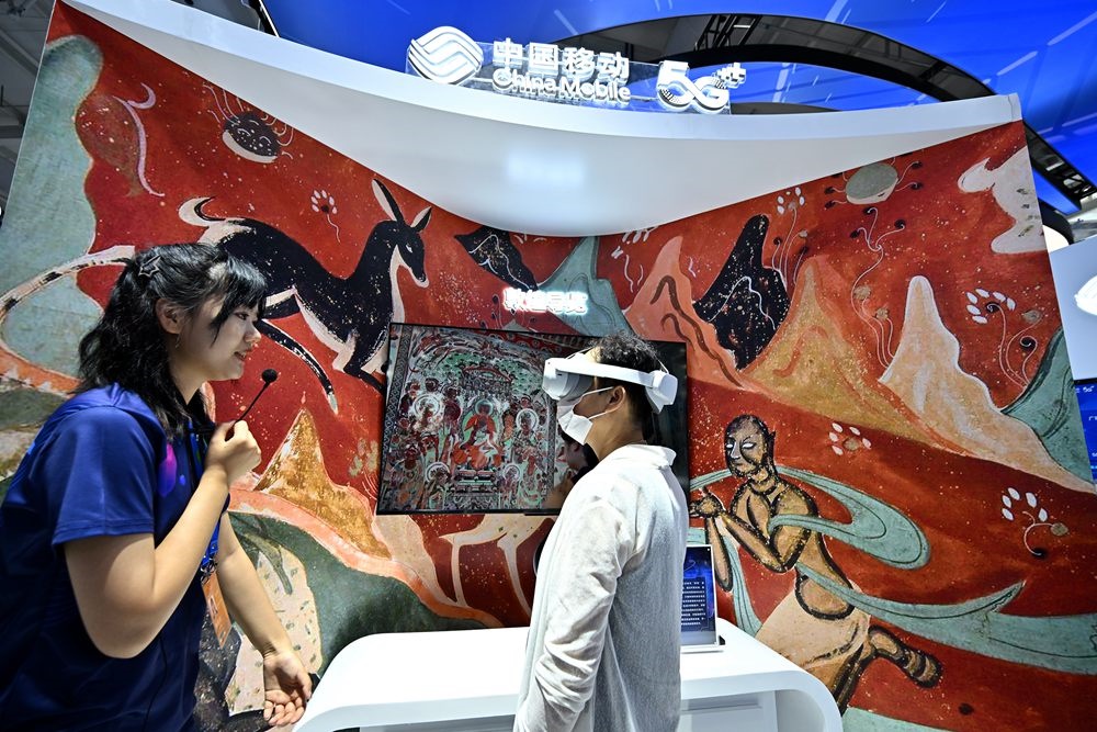9月3日，一名參觀者在首鋼園中國移動展臺體驗基于AR/VR特效的敦煌導(dǎo)覽，沉浸式感受敦煌壁畫的魅力。新華社記者 李鑫 攝