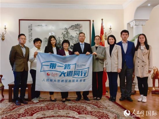 胡長春大使、駐非盟使團(tuán)工作人員與人民網(wǎng)記者合影。