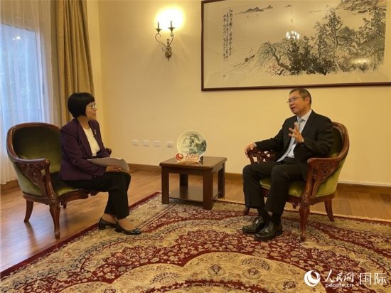 胡長春大使接受人民網(wǎng)記者唐維紅采訪。人民網(wǎng)記者 趙艷紅攝
