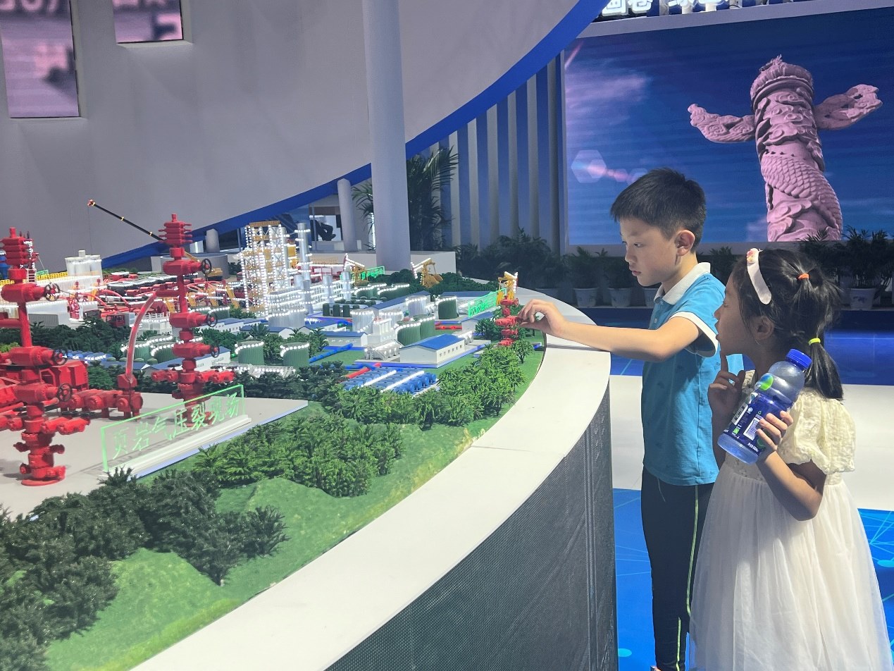 小朋友正在觀看展覽模型。人民網(wǎng) 歐陽易佳攝