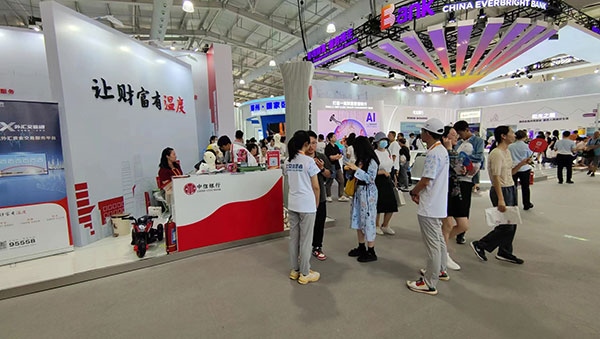 在銀行展臺，“溫度”成為了高頻詞匯。人民網(wǎng)記者 李彤攝