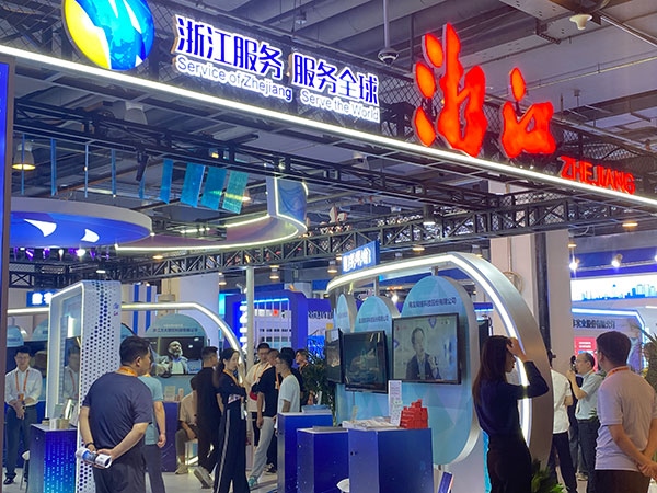 在浙江省交易團展區(qū)，數(shù)字支付技術(shù)吸引了觀展群眾的目光。人民網(wǎng)記者 李彤攝